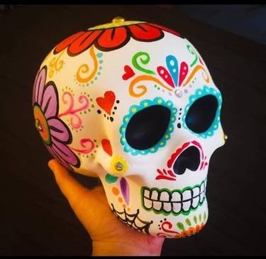 Ceramic Skull Painting Ideas, Sugar Skull Clay, Sugar Skull Ceramic, Sugar Skull Diy, Ceramic Sugar Skull, Dia De Los Muertos Party Ideas, Sugar Skull Crafts, Sugar Skull Painting, Ceramics Painting