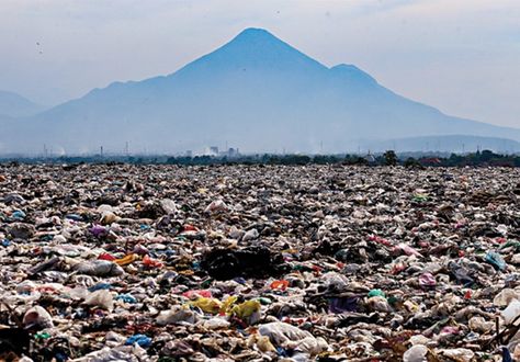 Kapasitas Tempat Pemrosesan Akhir (TPA) Jabon, Sudoarjo, sudah hampir 100 persen. Tinggi tumpukan sampah menjulang 25 meter. Mount Rainier, Natural Landmarks, Travel, Nature