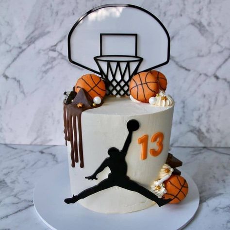 Basketball Graduation Cake, Jordan Year Birthday Cake, Basketball Torte, Nba Cake, Basketball Cake Ideas, Jordan Birthday Cake, Basketball Theme Cake, Cake Basketball, Nike Party