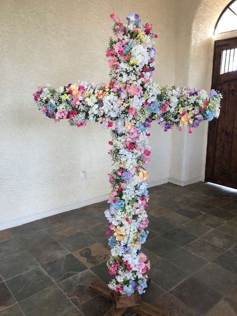 Easter Cross With Flowers, Easter Flower Cross, Easter Photo Op Church, Lent Church Decorating Ideas, He Is Risen Photo Backdrop, Cross Home Decor, Church Easter Photo Booth Ideas, Easter Flowers For Church, Easter Backdrop Ideas Church