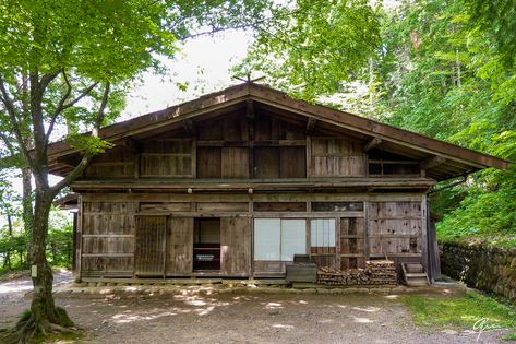 Japanese Log Cabin, Garden Tools Decor, Western Cabin, Japanese Homes, Traditional Japanese Home, Japanese Houses, Cabin Rustic, Miniatures Diy, Log Cabin Rustic