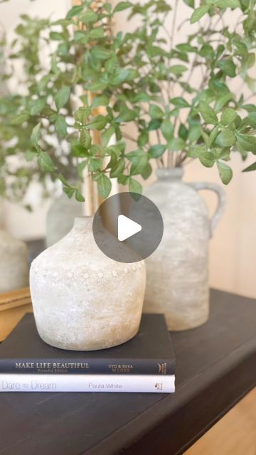 Denise Fowler | DIY + Thrifting on Instagram: "CAN YOU BELIEVE THIS TRANSFORMATION?!?! 😱 I knew these vessels had major potential and I’m OBSESSED with the outcome! I experimented with two techniques - baking soda and paint on the smaller vase and spackling and paint on the larger one. I love the texture the spackling gave, but I found it easier to achieve my desired distressed effect on the smaller vase by using paint and baking soda. Here are the supplies I used: Dollar Tree stickers E6000 glue DryDex spackling Rustoleum Satin Fossil spray paint Waverly chalk paint - White Waverly chalk paint - Fawn Waverly chalk paint - Elephant Baking soda But let me know which one YOU like better in the comments! 🏺❤️ #diyhomedecor #thriftflip #thriftstorefinds #thriftedhome #thrifteddecor #t Painted Vases Ideas Simple, Spray Paint Vases Diy, Paint And Baking Soda Vases, How To Paint A Vase, Baking Soda Paint Vase, Painting Vases Diy Ideas, Paint With Baking Soda, Baking Soda And Paint, Dollar Tree Stickers