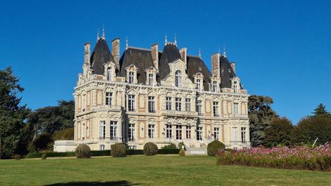 For sale Castle Angers (49000) Castle For Sale, Wedding Venue France, French Chateau For Sale, Castles For Sale, Countryside View, Chateau For Sale, American Castles, British Homes, Nice Houses