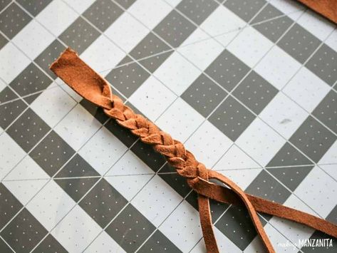 Know someone who loves leather? This DIY leather keychain is the perfect Christmas gift for them! You only need some few minutes to put this little piece together and it's so cute. #leather #christmasgift #giftideas Diy Leather Keychain, Braided Leather Keychain, Diy Leather Gifts, Leather Keychain Diy, Leather Tassel Keychain, Leather Keychains, Easy Diy Christmas Gifts, Diy Braids, Easy Christmas Gifts