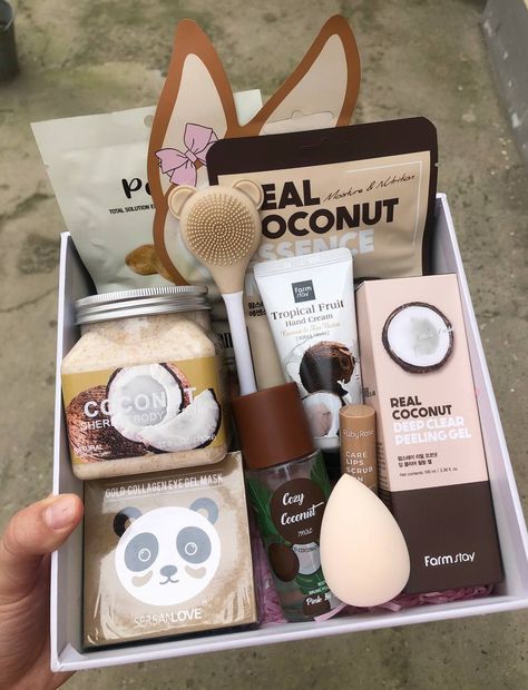 Skin Care Box Gift, Skin Care Basket, Skincare Gift Box, Hampers For Him, Eye Gel Mask, Diy Gifts To Sell, Cute Gifts For Friends, Astuces Diy, Gift Inspo