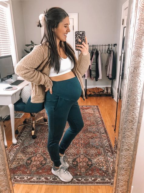 Jogger Maternity Outfit, Pregnant Joggers Outfit, Workout Outfits Pregnant, Pregnant Athletic Outfits, How To Style Athleisure, Maternity Yoga Outfit, Pregnant Athleisure Outfits, Sporty Maternity Outfit, Maternity Legging Outfits