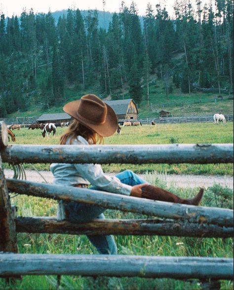 Female Rancher Aesthetic, Female Farmer Aesthetic, Country Asthetic Photos, Farm Girl Aesthetic, Flatland Cavalry, Dairy Boy, Ranch Girl, Cowgirl Life, Miley Stewart