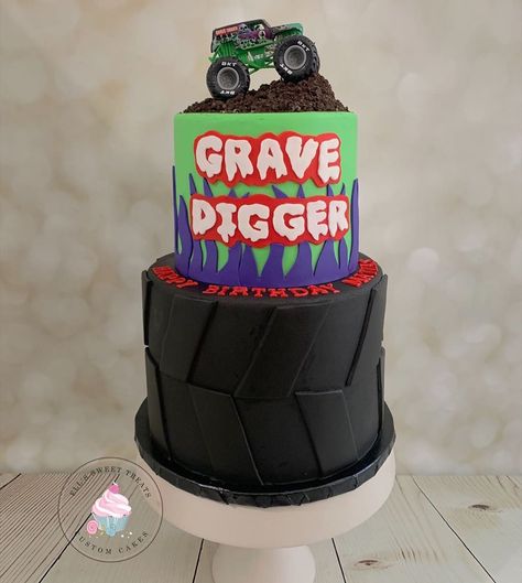 Ells Sweet Treats’s Instagram photo: “Grave digger cake . . .  #ellssweettreats #birthdaycake #fondantcake #gravedigger #gravediggercake #monstertruckcake #houstoncustomcakes…” Gravedigger Birthday Party, Grave Digger Cupcakes, Grave Digger Birthday Cake, Grave Digger Birthday Party, Monster Jam Grave Digger Birthday Party Ideas, Grave Digger Cake, Number 5 Monster Truck Cake, Diy Monster Jam Cake, Digger Birthday Cake