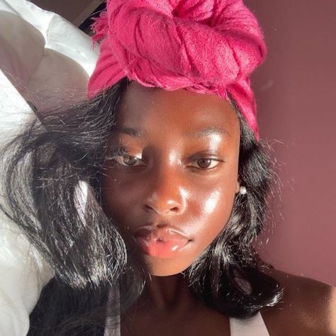 Clear Glowing Skin, Jeanne Damas, Dark Skin Beauty, Pretty Skin, Glowy Skin, Beauty Advice, Dark Skin Women, Trik Fotografi, Flawless Skin