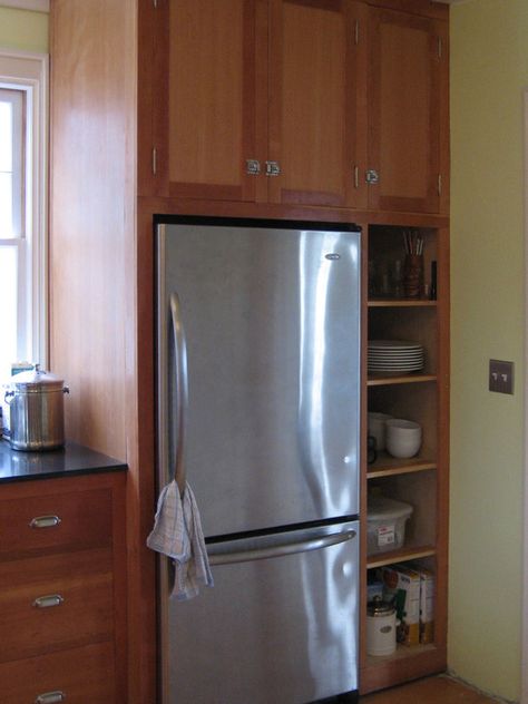 looks built in...love that it covers the side of fridge Refrigerator Enclosure, Meal Organization, Fridge Ideas, Kitchen Remode, Kitchen Examples, Kitchen Bookshelf, Chalkboard Vinyl, Cabinet Pantry, Corner Kitchen Cabinet