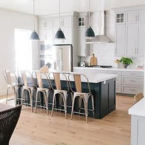 12 Best Modern FarmHouse Bar Stools by thetarnishedjewelblog.com  #barstools #counterstools #modernfarmhousekitchenideas #modernfarmhouseislandideas Farmhouse Bar Stools, Light Grey Kitchens, Light Gray Cabinets, Grey Kitchen Island, Black Island, Серая Кухня, Dark Grey Kitchen, Gray Kitchen, Kitchen And Dining Room