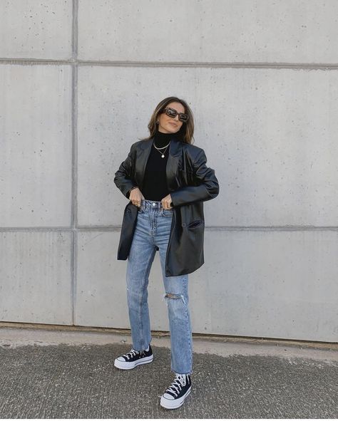 Leather Shacket Outfit, Black Leather Blazer Outfit, Converse Outfit Ideas, All Star Outfit, Platform Converse Outfit, Shacket Outfit, 00s Mode, Converse Outfits, Converse Outfit