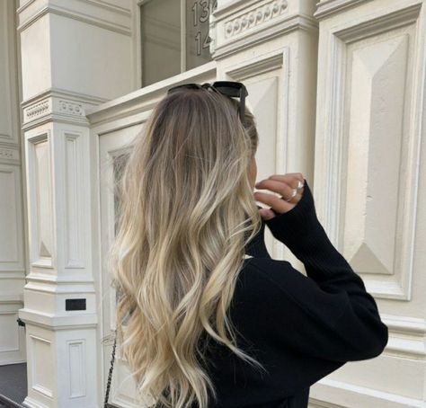 Blonde Hair With Shadow Root And Lowlights, Grown Out Blonde Hair, Party Tips And Tricks, Summer Blonde Hair, Dark Roots Blonde Hair, Party Tips, Dirty Blonde Hair, Dark Blonde Hair, Schwarzkopf Professional