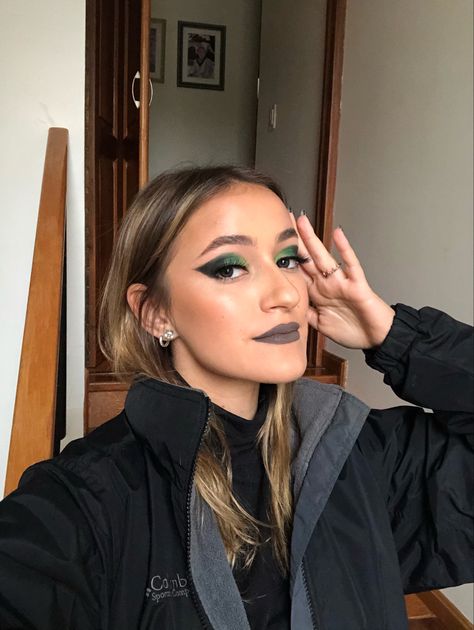 Slytherin Halloween Costume Women, Slytherin Halloween, Slytherin Make Up Looks, Slytherin Makeup Looks, Slytherin Makeup Eye, Slytherin Costume Women, Slytherin Eye Makeup, Slytherin Inspired Makeup, Elphaba Makeup