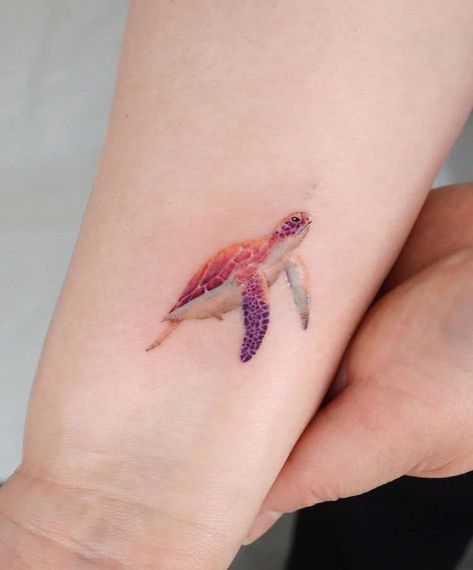 Delicate Watercolor Tattoos Look Like They're Painted onto People's Skin Turtle Watercolor Tattoo, Hai Tattoo, Stingray Tattoo, Korean Tattoo Artist, Sea Turtle Tattoo, Turtle Tattoo Designs, Korean Tattoos, Watercolor Tattoo Flower, Ocean Tattoos