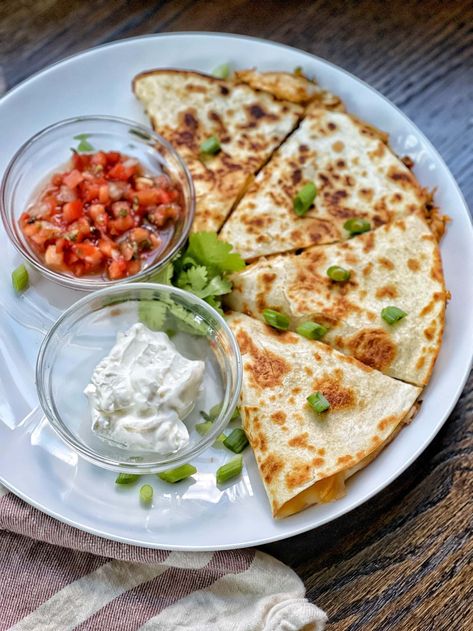 Chicken Quesadilla Recipes, Ww Sandwiches, Sweet Savory And Steph, Dinner Tonight Easy, Easy Weeknight Chicken, Weeknight Chicken, Chicken Quesadilla Recipe, Rotisserie Chicken Breast, Quesadilla Recipes