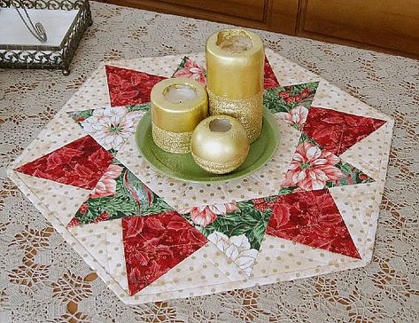 Diy Christmas Tree Skirt, Brick Crafts, Christmas Table Runner Pattern, Quilted Table Runners Christmas, Holiday Tree Skirts, Quilting Digest, Christmas Table Toppers, Table Topper Patterns, Christmas Tree Quilt