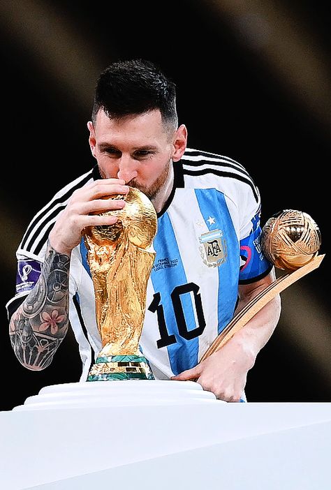 Messi Photo, Messi The Goat, Messi Tattoo, Messi Pictures, Ronaldo Pictures, Messi Fans, Men's Soccer Teams, Lionel Messi Wallpapers, Messi Photos