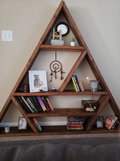 Triangle Bedroom Ideas, Diy Triangle Bookshelf, Triangle Shelf Decor, Triangle Shelf Diy Plans, Triangle Furniture, Triangle Bookshelf, Triange Shelf, Triangle Book Holder, Yoga Altar