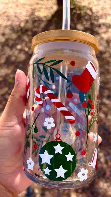 Cricut Cups, Painting Glass Jars, Christmas Cups, Diy Glass Bottle Crafts, Starbucks Christmas, Christmas Cup, Diy Cups, Glass Bottle Crafts, Christmas Gnomes