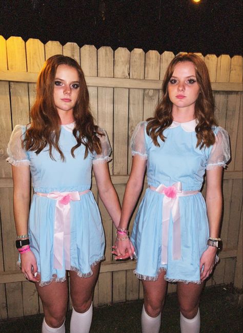 shining twins halloween costume Shining Twins Makeup, Twin Girl Costumes, Twin Day Ideas, Shining Twins Costume, Two Person Halloween Costumes, Warm Halloween Costumes, The Shining Twins, Twin Costumes, Twin Halloween