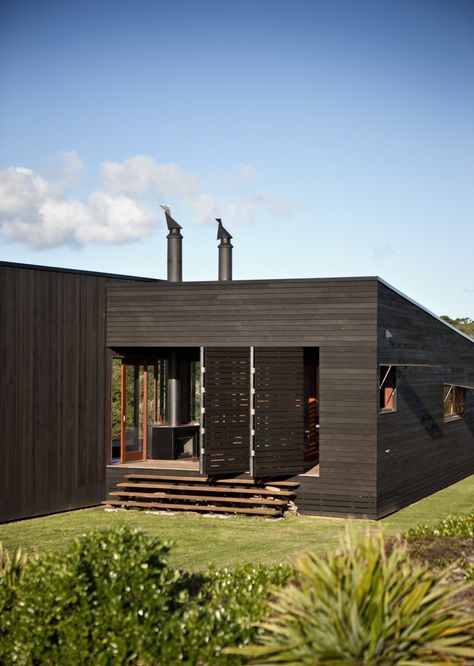 TUTUKAKA HOUSE by Crosson Architects Modern Cabins, Door Window Covering, New Zealand Architecture, Dark House, Coastal Gardens, Weekend House, Modern Cabin, Wooden House, Story House