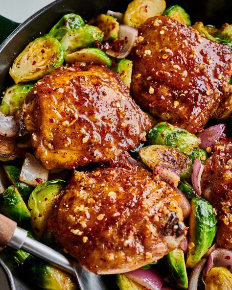 Hot Honey Chicken, Crispy Chicken Thighs, Chicken Skillet Recipes, Skillet Dinners, Hot Honey, Chicken Dinners, Honey Chicken, Hot Food, Skillet Chicken