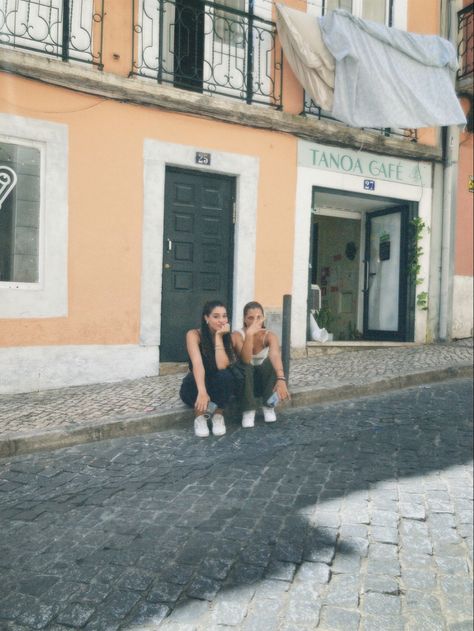 #walking #poses #friends #lisbon #street #aesthetic #sunnydayvibes #summer Portugal Winter, Poses Friends, Portugal Summer, Walking Poses, 2024 Moodboard, Europe 2024, Street Aesthetic, Summer Board, Pics Inspo