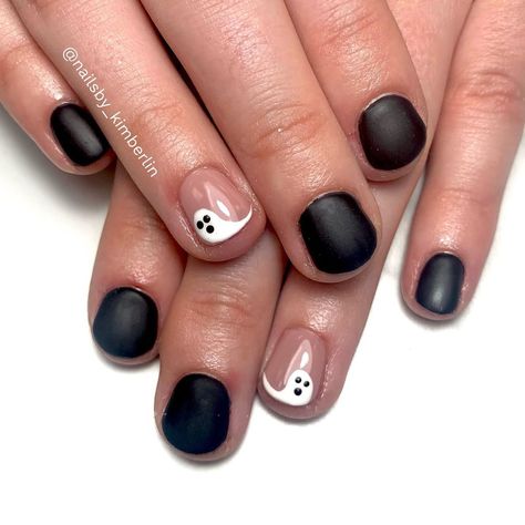 Matte Black Ghost Nails, Simple Ghost Nail Art, Diy Ghost Nail Art, Ghost Short Nails, Spooky Fall Nails Short, Ghost Gel Nails, Shirt Halloween Nails, Halloween Nails At Home, Halloween Ghost Nail Designs