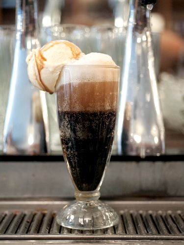 Three Classic Soda Fountain Drinks Ice Cream Float, Ice Cream Soda, 50's Diner, Fountain Drink, Vintage Diner, Ice Cream Floats, Diner Recipes, American Diner, Ice Cream Parlor