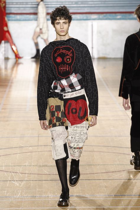 Vivienne Westwood Fall 2017 Menswear Collection Photos - Vogue Punk Vivienne Westwood, Vivienne Westwood Punk, Estilo Punk, Punk Outfits, Vogue Russia, Fall 2017, Punk Fashion, Vivienne Westwood, Runway Fashion