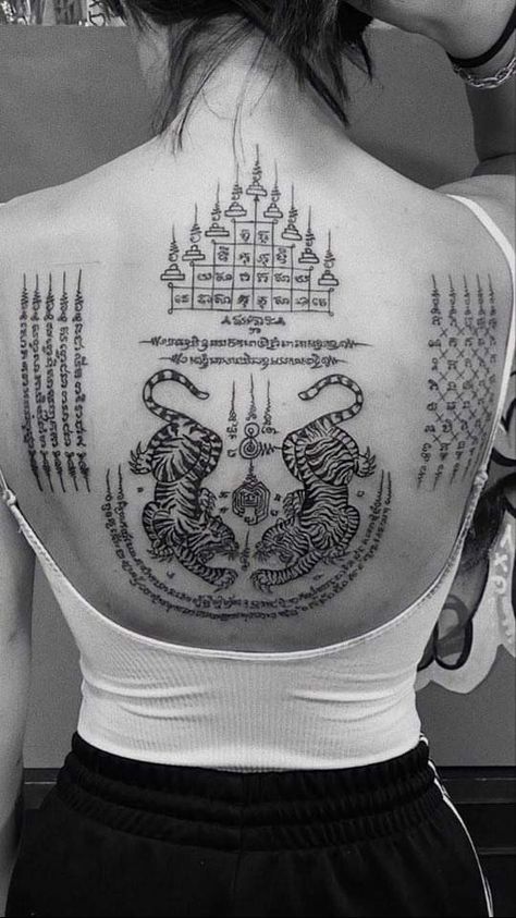 Traditional Thai Tattoo, Feminine Back Tattoos, Asian Dragon Tattoo, Horrible Tattoos, Thailand Traditional, Master Tattoo, Traditional Tattoo Designs, Tatoo Inspiration, Sak Yant Tattoo