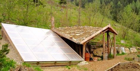 Food Greenhouse, Walipini Greenhouse, Underground Greenhouse, Farming Technology, Round Food, Energy Efficient Buildings, Earth Sheltered, Greenhouse Effect, Greenhouse Growing