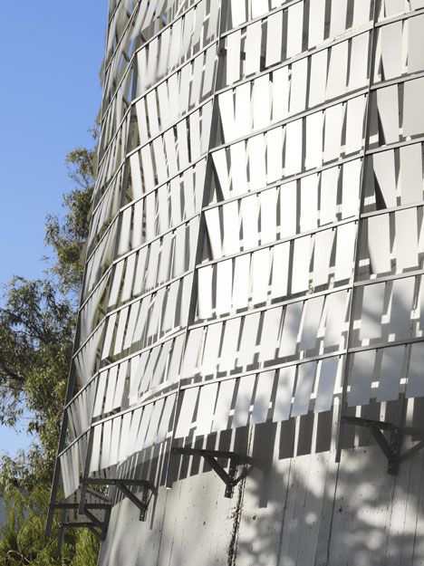 Water Tower, Chile by architect Mathias Klotz. The exterior metal panels ripple like a pond disturbed by gentle winds.  "The idea was to produce a skin whose surface was altered by the wind so as to resemble the appearance of the surface of the water when the wind is changed," explained the studio. Wind Architecture, Kinetic Architecture, Wind Design, Online Architecture, Arch Building, Architecture Drawing Presentation, Facade Material, Architecture Magazine, Aesthetic Space