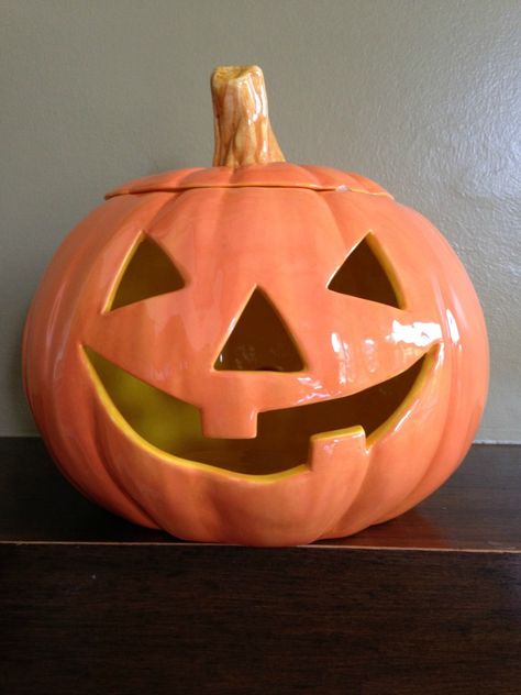 This ceramic Jack-O-Lantern isn't messy and stays fresh from year to year. Pottery Jack O Lantern, Jack O Lantern Ceramic, Ceramics Pumpkin, Clay Jack O Lantern, Ceramic Jack O Lantern, Pumpkin Ceramic Ideas, Pumpkin Ceramic, Halloween Ceramics, Pumpkin Lessons