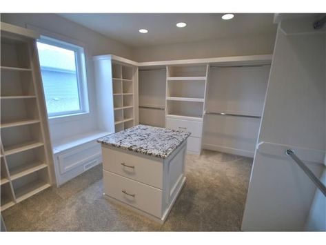 I wouldn't have a window in my closet Closet With Window, Closet Remodel Diy, Master Closet Design, Closet Island, Boys Closet, Walk In Closet Design, Closet Renovation, Window Seats, Closet Layout