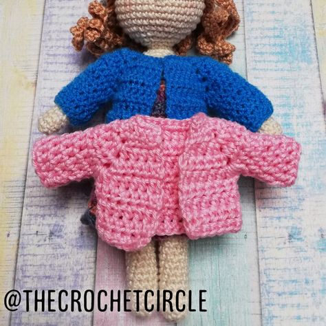 An easy to crochet and adjust amigurumi doll toy cardigan / jacket / bolero pattern with step-by-step video YouTube tutorial. Crochet Dolls Cardigan Pattern, Crochet Jacket For Doll, Amigurumi Clothes Pattern, Crochet Doll Cardigan Free Pattern, Crochet Doll Jacket Free Pattern, Crochet Doll Coat Free Pattern, Mini Cardigan Crochet, Crochet Doll Jacket, Crochet Doll Cardigan