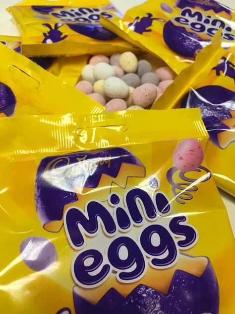 Who doesn't love mini eggs at easter? Cadbury's mini eggs are the perfect snack especially for those who gave up chocolate for lent, the perfect timing! Mini Eggs Packet, Mini Eggs Aesthetic, Lucy Aesthetic, Creative Easter Basket Ideas, Dash Lily, Cadbury Mini Eggs, Sleepover Snacks, Creative Easter Baskets, Cadbury Eggs