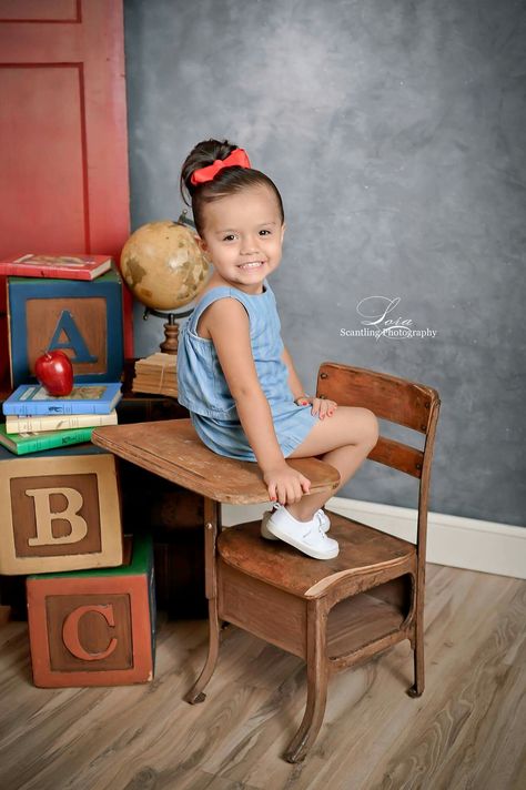 Starting Pre K Photoshoot Ideas, Back To School Photoshoot Studio, Daycare Photoshoot Ideas, Pre K Photoshoot Ideas, Spring School Pictures, Kindergarten Photo Shoot, Preschool Photo Ideas, Kindergarten Photography, Back To School Photoshoot