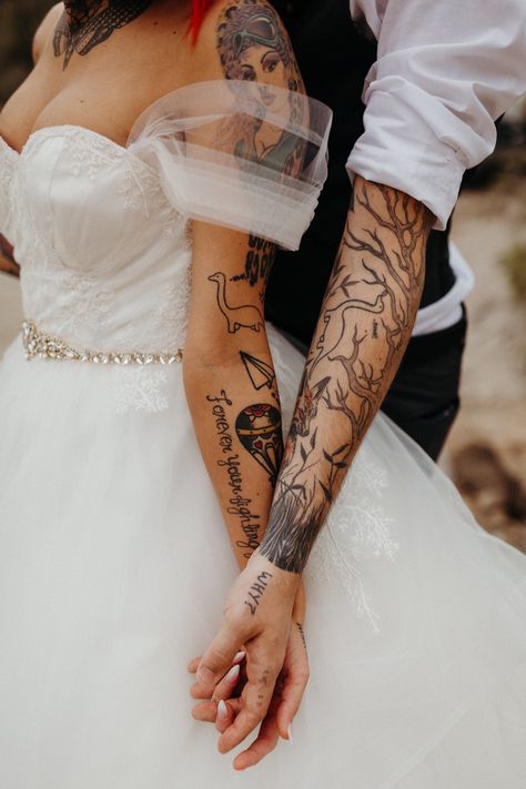 Tattoo Wedding Photos, Wedding Tattoo Artist, Tattoo Couple Photography Romantic, Tattoos Mountains, Tattooed Wedding, Red Rock Wedding Pictures, Red Dreads, Tattoo Wedding, Mountain Top Wedding