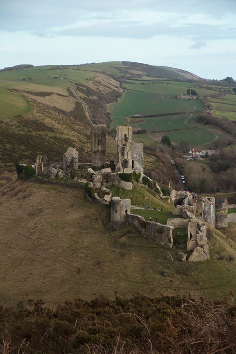 8791 | Another angle on Corfe Castle amongst the green Purbe… | Flickr Corfe Castle, Chateau Medieval, Dorset England, English Castles, European Castles, Scottish Castles, Castle Ruins, Chateau France, Medieval Castle