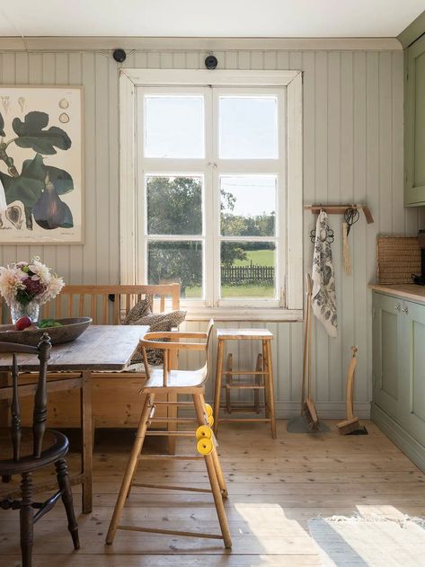 Scandinavian Cottage Interior, Vintage Scandinavian Interior, Scandinavian Cottage Style, Scandinavian Country Style, American Cottage, Scandinavian Country, Cozy Scandinavian, Country Photos, Scandinavian Cottage