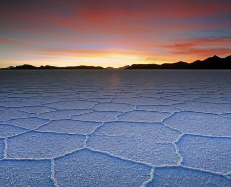 Salar de Uyuni, Bolivia Ir entre mayo y noviembre, los meses frios y no lluvias Uyuni Bolivia, Best Cameras For Beginners, Bolivia, Skyscraper, Frozen, Salt, Lake, Texture, Outdoor Decor