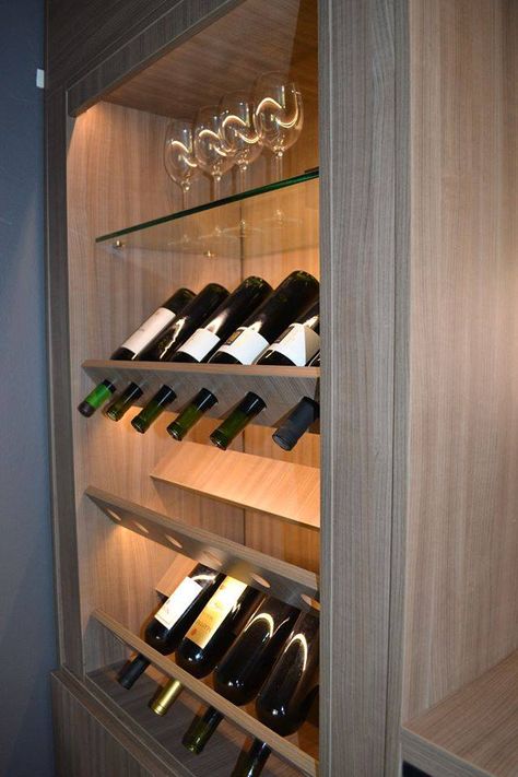 Aquí puedes encontrar fotos con ideas de diseño de interiores. ¡Inspírate! Display Ideas For Collectables, Wine Cabinet Design, Wine Cellar Closet, Wine Bar Design, Home Wine Bar, Bar Room Decor, Cart Bar, Bar Basement Ideas, Man Cave Ideas