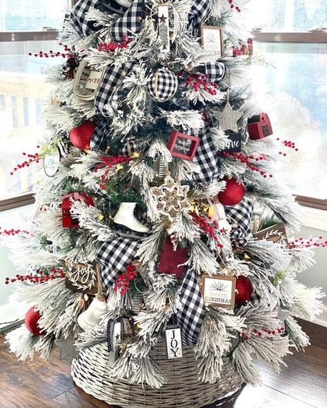 🌿Siobhan | Made Over Memories🌿 on Instagram: "Sneak peek of another tree this year! I changed out the ribbon this year and added lots more ornaments. Are you still into buffalo check? I am!! I love the black and white with pops of bright red! Can’t wait to have this area completely decorated. #madeovermemories #merrychristmas #christmastree #redblackwhiteornaments #flockedtree #treecollar #farmhousechristmas #farmhousestylemagazine #farmhousestyle #farmhousechristmasdecor #farmhousechristmastr White Christmas Tree With Red, Christmas Tree Decorations Ribbon, Tree Inspiration, Red Can, Buffalo Check Christmas, Farmhouse Christmas Tree, Decorating Diy, Beautiful Trees, Tree Decorating