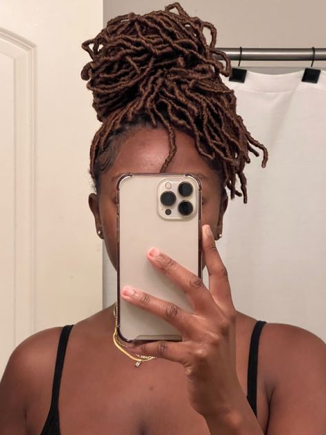 Chocolate Brown Soft Locs, Chocolate Brown Faux Locs, Honey Brown Soft Locs, Light Brown Soft Locs, 30 Faux Locs, Brown Soft Locs, Brown Faux Locs, Easy Summer Hair, Brown Locs