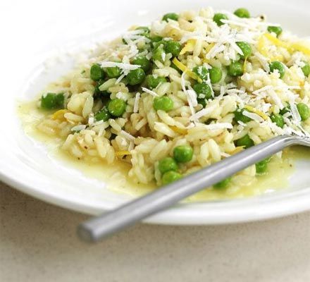 Lemon & pea risotto Green Risotto, Risotto With Peas, Italian Rice Dishes, Baked Risotto, Bacon Risotto, Lemon Risotto, Pea Risotto, Easy Risotto, Turkey Spices