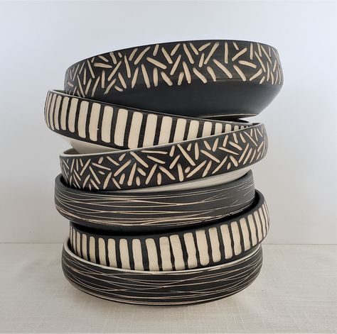 African Inspired Decor, Handmade Ceramic Bowl, Cerámica Ideas, Tanah Liat, Pottery Painting Designs, Pasta Bowl, Pottery Glazes, Black And White Pattern, Ceramics Pottery Art