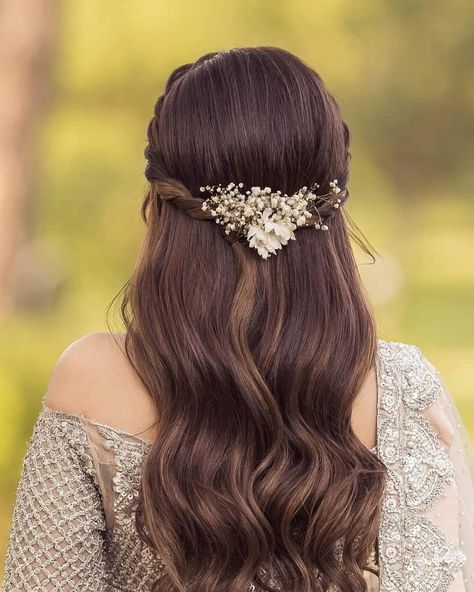 Simple Hairstyle For Saree, Zarnish Khan, Shaadi Outfits, Bridesmaids Hairstyles, Wedding Hairstyles Videos, Wedding Fits, Hair Style On Saree, Wedding Hairstyles For Medium Hair, Ruby Jewellery