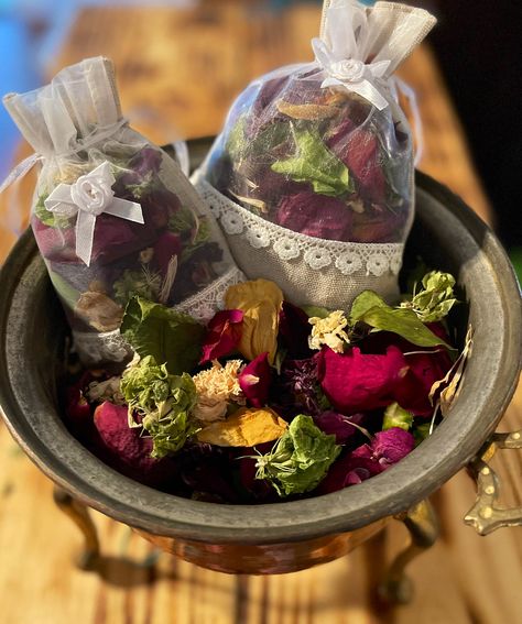 Potpourri Diy, Rose Potpourri, Potpourri Bag, Aesthetic Crafts, Potpourri Sachets, Potpourri Decoration, Dried Potpourri, Potpourri Recipes, Big Rangoli